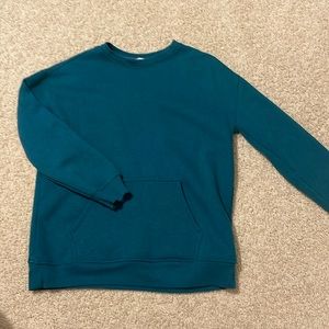 warm blue sweatshirt w pockets!